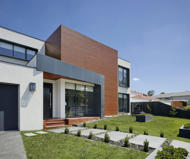 Moderne Hausfassade mit Holz- und Putzfassade bei Tageslicht